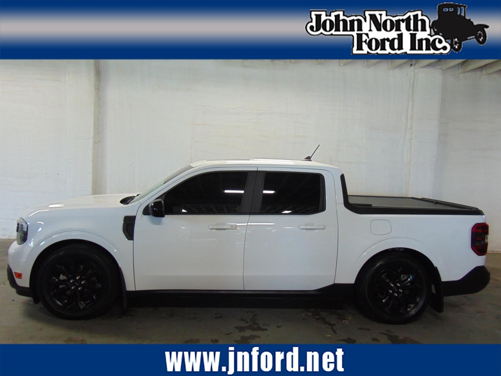 2024 Ford Maverick Lariat in Oxford White (Yz) — front three-quarter view